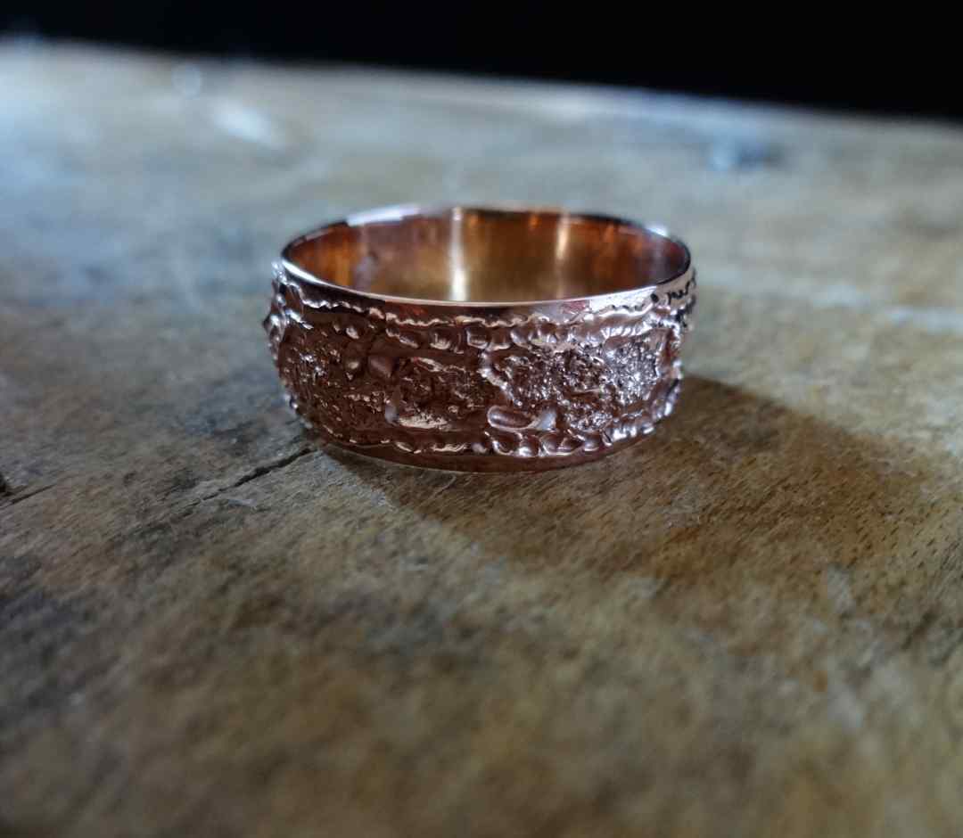 Undefined ring stacker in Rose Gold 