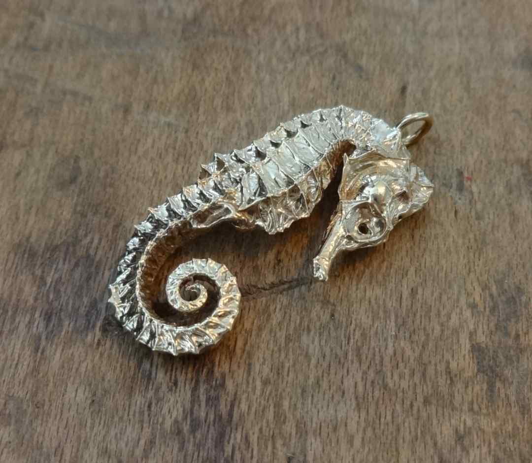 Momento Seahorse pendant TER