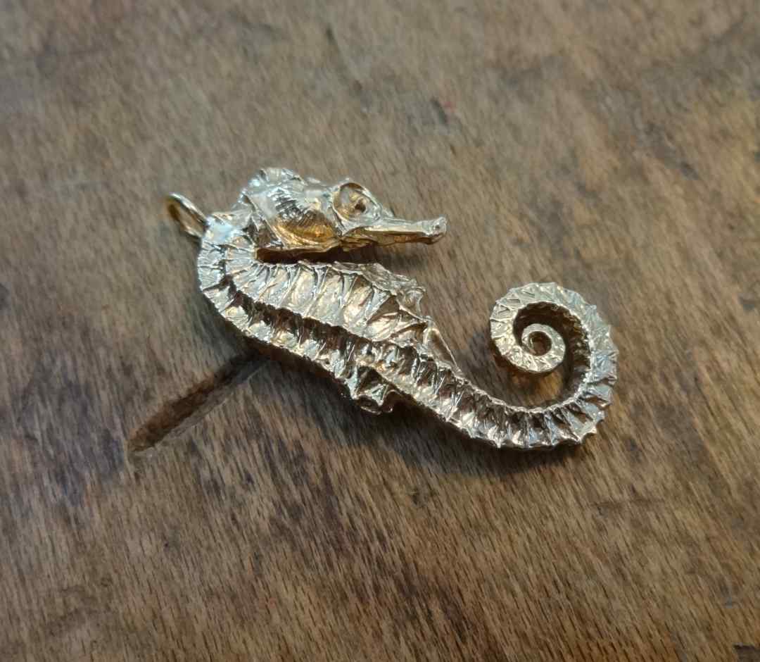 Seahorse pendant detail TER