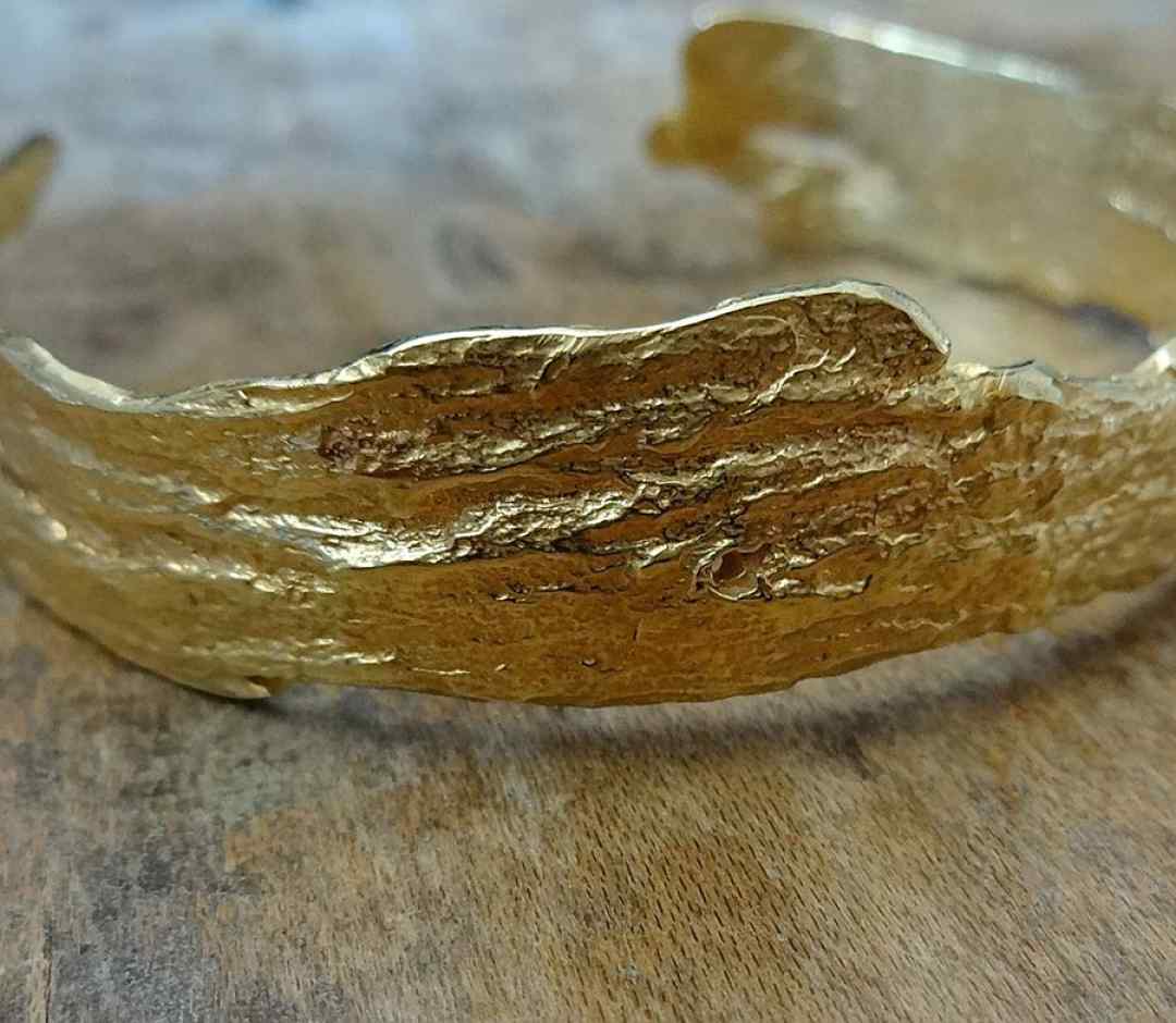 Driftwood Cuff Large, close up in Yellow Gold 